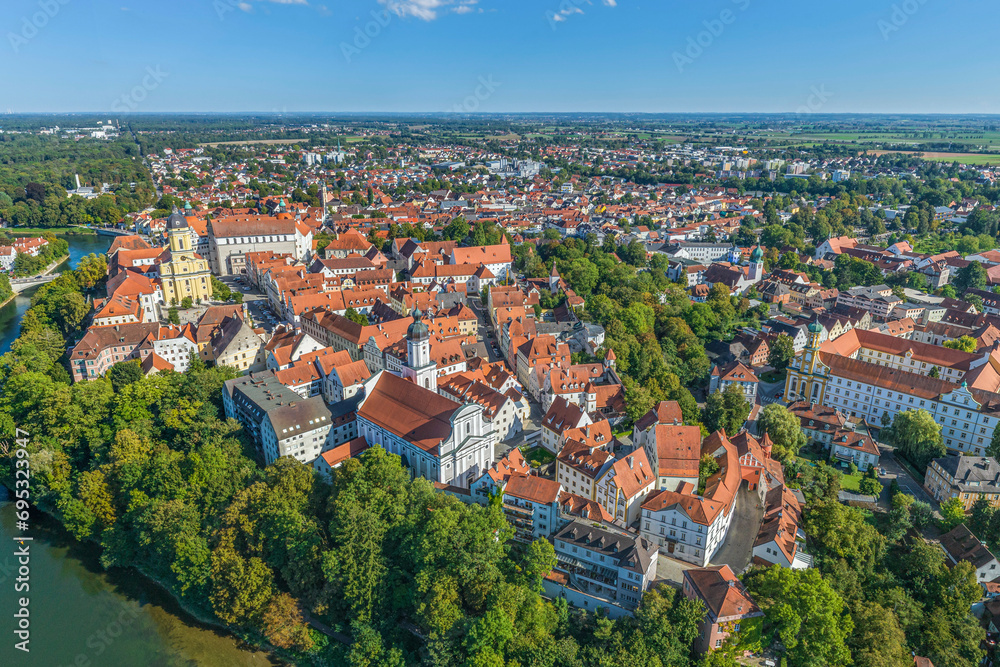 Die sehenswerte Donaustadt Neuburg im Luftbild, Blick auf die historische Altstadt