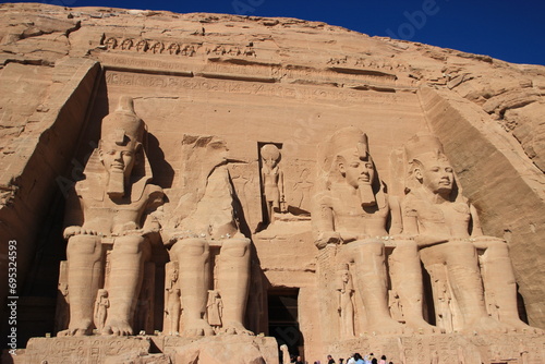 Temple Abou Simbel , Egypte : Entrée , statues de Ramses ii et bas relief Horus avec touristes (for scale)