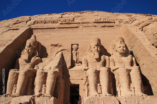 Temple Abou Simbel , Egypte : vue de face sans touristes ,entrée , statues de Ramses ii et bas relief Horus 
