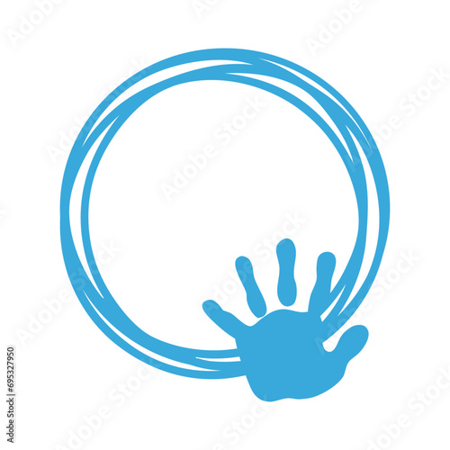 Anuncio de llegada de bebé niño. Palma de niño. Marco circular con líneas con silueta de huella de mano color azul para su uso en invitaciones y tarjetas