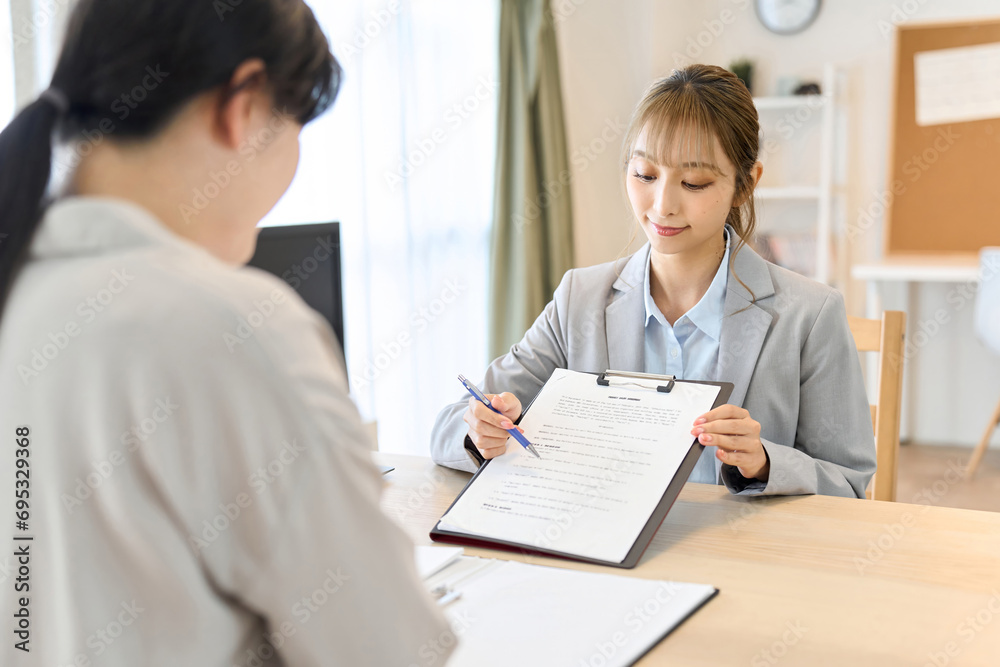 Obraz premium 契約の案内をするビジネスウーマン