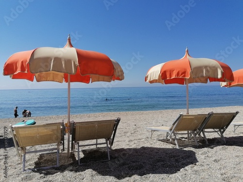 Ombrelloni in spiaggia photo