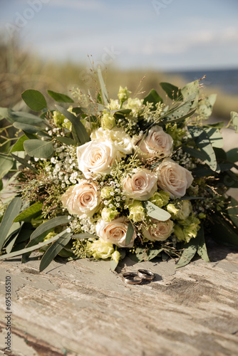 Moderner Brautstrauß zur Strandhochzeit mit Eukalyptus und creme farbenen Rosen 