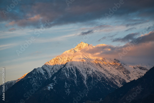 Goldener Sonnenaufgang über einem Berggipfel in Südtirol