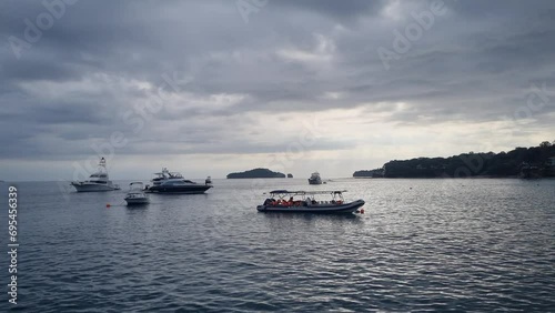 Lanchas y botes atracados en la Bahia de Isla Contadora en panamá photo