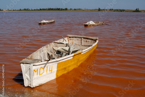 Barque de ramassage du sel au lac rose au Sénégal photo