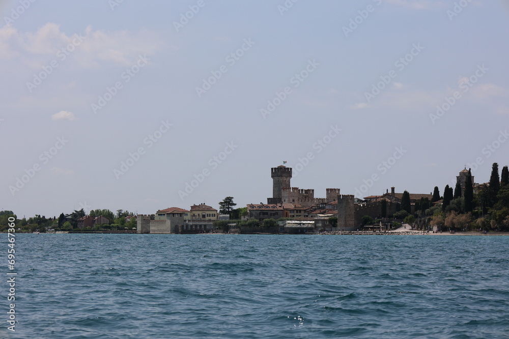 Blick auf die Altstadt von Sirmione am Gardasee	