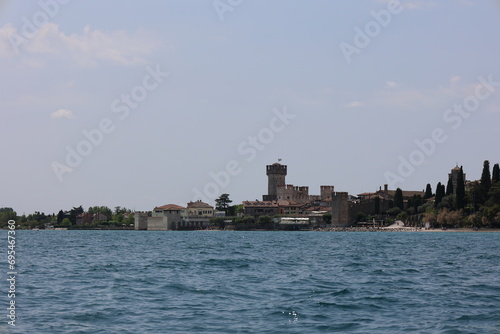 Blick auf die Altstadt von Sirmione am Gardasee 