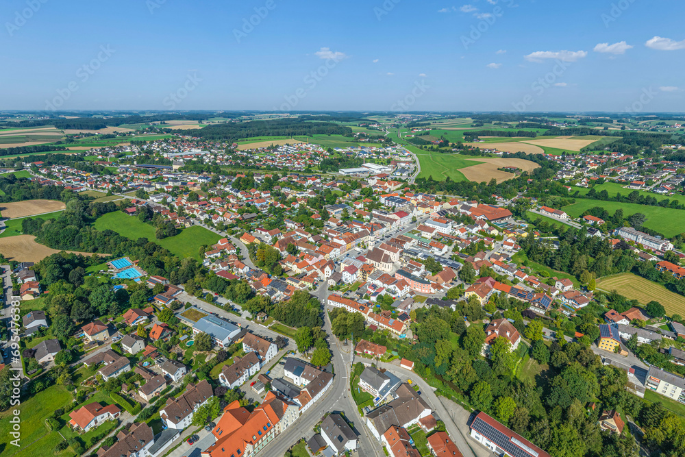 Neumarkt-Sankt Veit im oberbayerischen Landkreis Mühldorf von oben