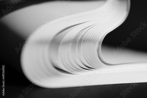 Białe kartki papieru z książki w ruchu z refleksem © Gosia.wuuu