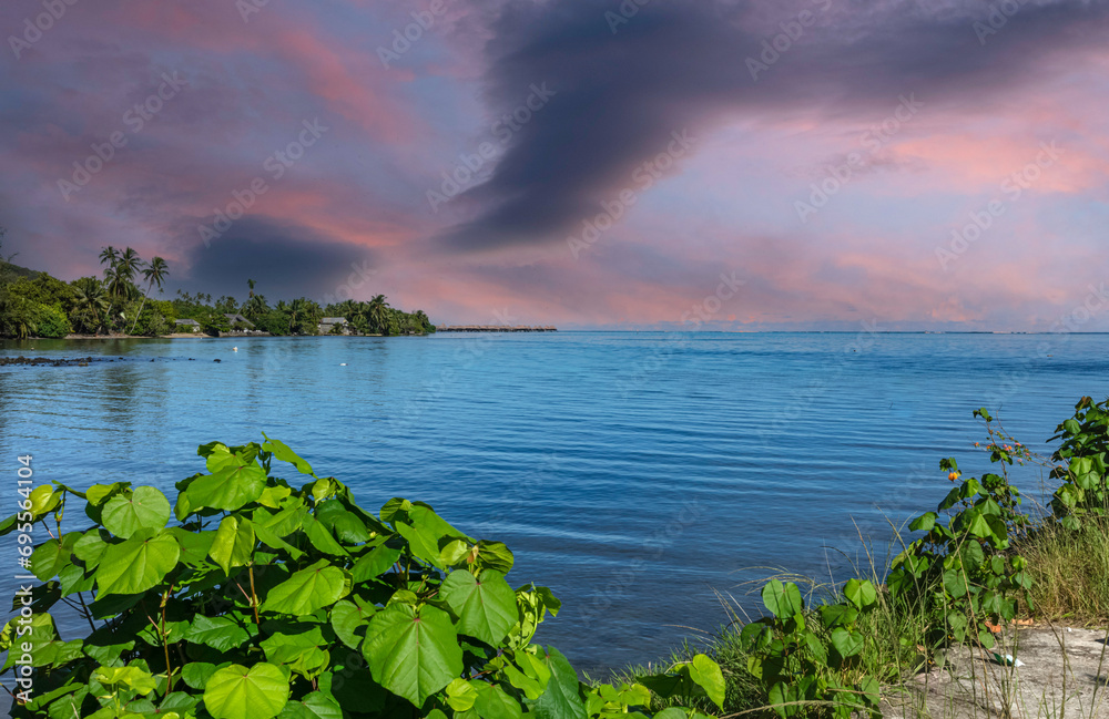 Fototapeta premium Coucher de soleil à Pihaena sur l'île de Mo'orea en Polynésie