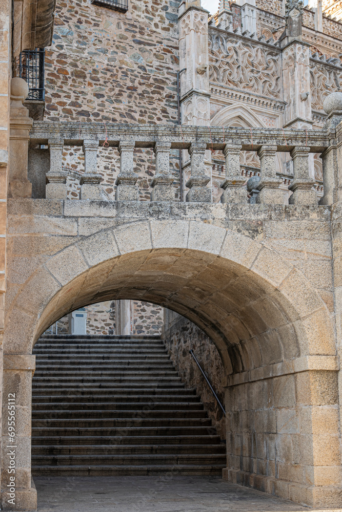 Disparo vertical al arco y escalinata de acceso al real monasterio de Guadalupe, España