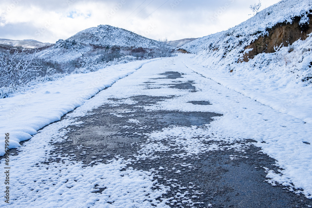 Obraz premium road in a mountainous area after a mountain snowfall