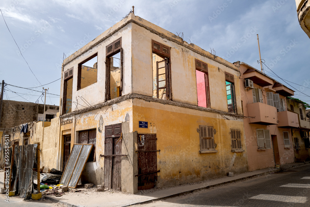 Ancien bâtiment colonial dans la vielle ville de Saint Louis du Sénégal