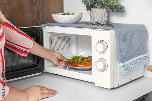 Woman preparing food in mic...