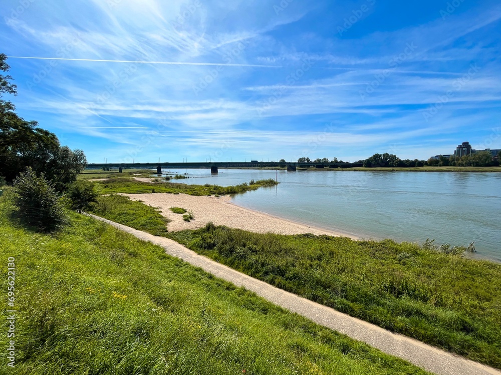 Blick über den Rhein bei Düsseldorf mit Sandstrand