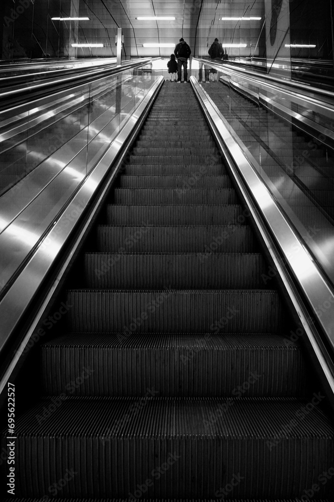 Rolltreppe zur U-Bahn in Düsseldorf in schwarz-weiß Rolltreppe zur U-Bahn in Düsseldorf in schwarz-weiß
