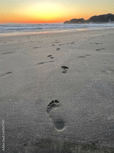 砂浜の足跡、砂浜を歩いた跡、砂浜についた裸足の後、素足で歩いた跡、由比ヶ浜海岸の足跡、海岸の足跡
