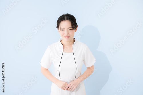 Fototapeta 美容の看護師やエステなどのお辞儀をする女性のイメージ