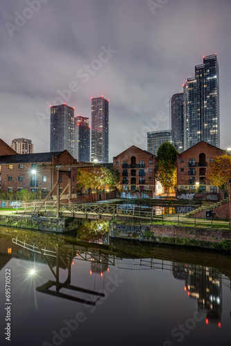 Foto Historic Castlefield in Manchester at night with the modern skyline in the back