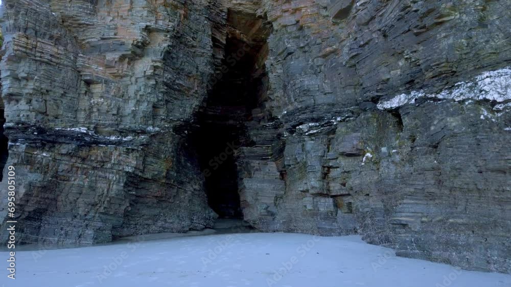 We entered with our camera into a natural cave belonging to the Cathedrals beach located in Ribadeo. We entered with our camera into a natural cave belonging to the Cathedrals beach located in Ribadeo.