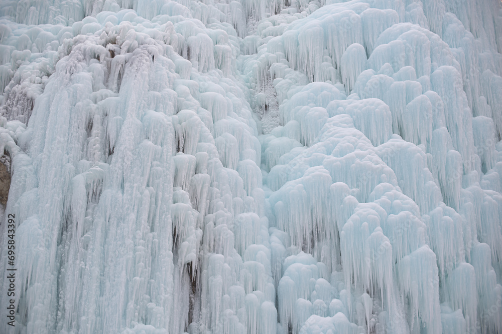 Obraz premium Winter scenery of a frozen waterfall 