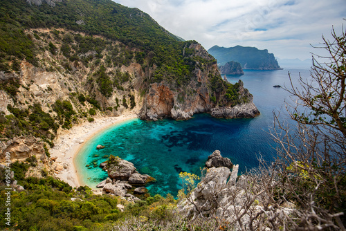Wybrzeże Korfu, zatoka, piękny widok na lazurowe morze, skały i klify photo