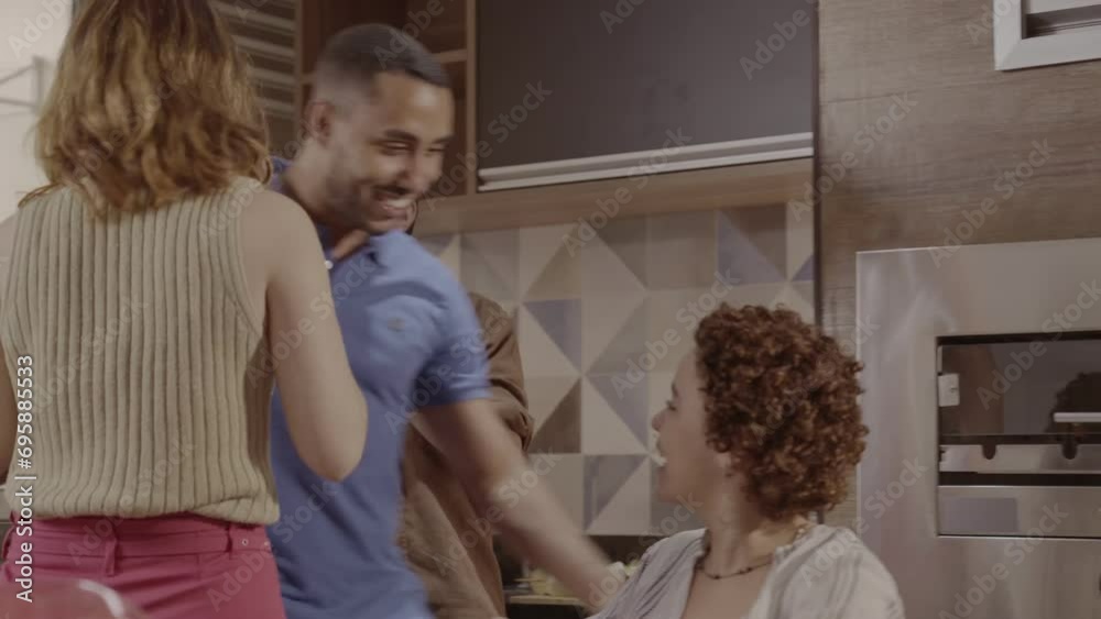 Casal cumprimentando seus amigos em uma festa. Cinematico 4k.