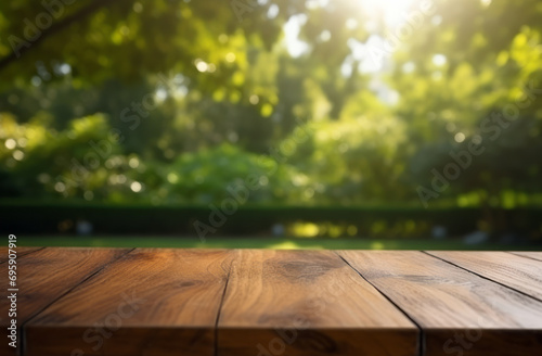 Mesa de madera en el jardín con fondo de árboles desenfocados. photo