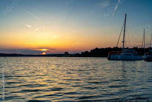 Schöner Sonnenuntergang an der Küste von Kroatien in dem Ort Medulin bei Premantura © Hanglooser