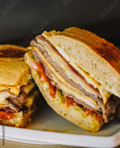 Bocadillo típico argentino llamado lomito, hecho con ternera, jamon, queso y huevo