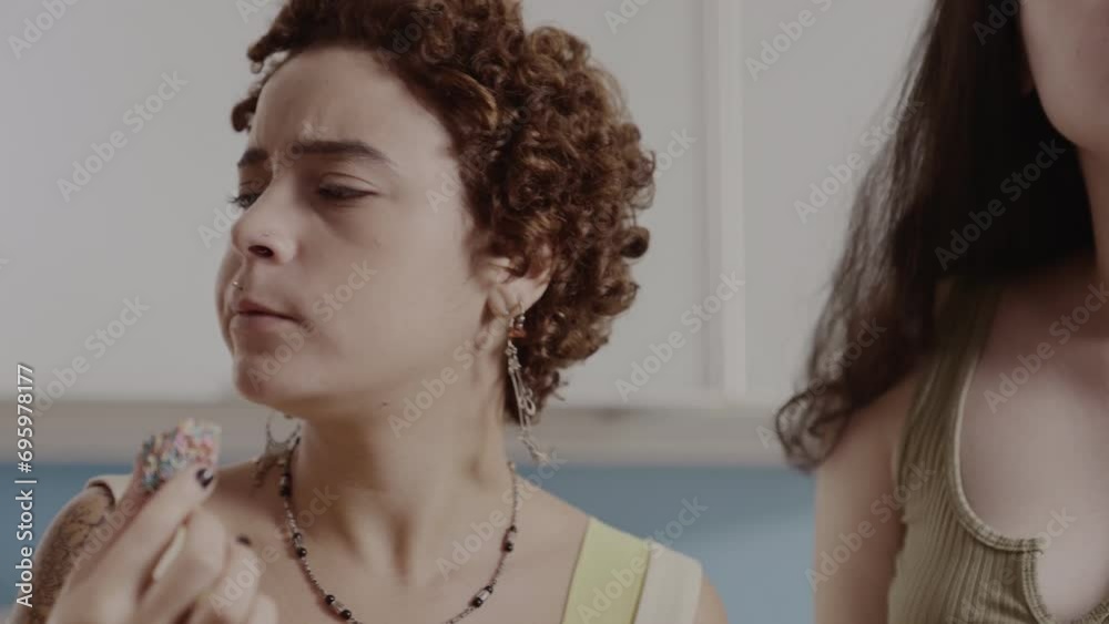 Mulheres jovens na cozinha comendo brigadeiro, um doce tradicional do Brasil. Closeup. Cinematico 4k.