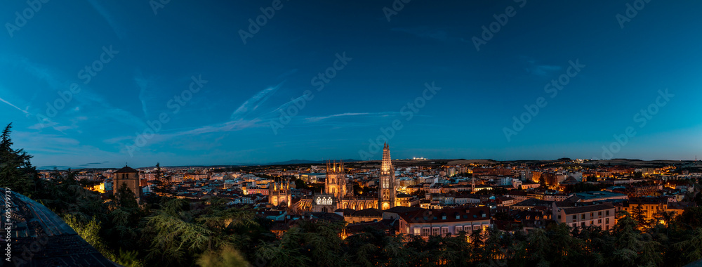 Panoramic view of the city of Burgos in Spain, at night, with the cathedral in the center.