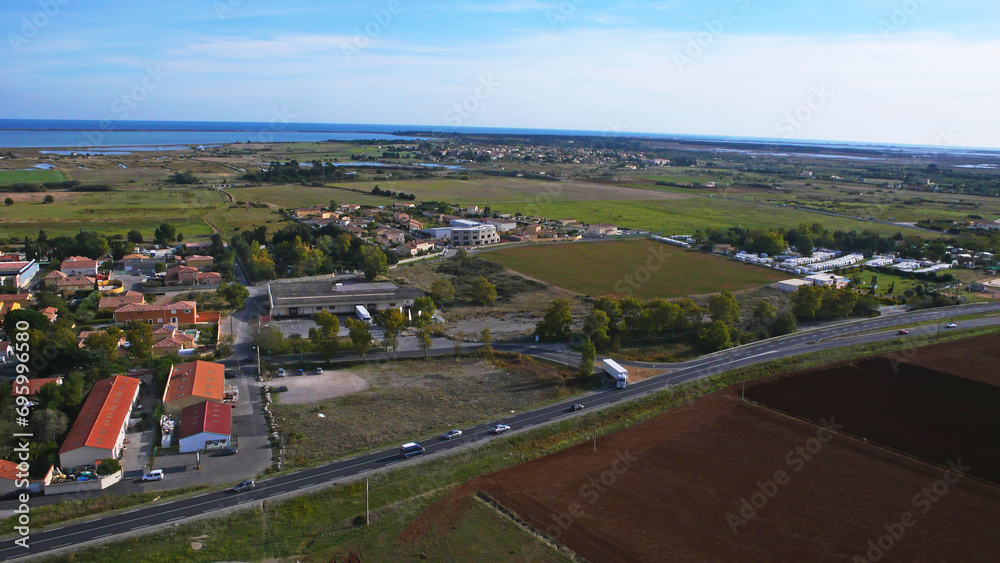 Photo aérienne Mireval étang Hérault et paysage urbain Languedoc Hérault 