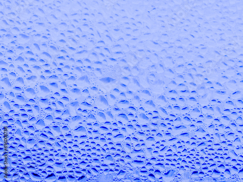 Wassertropfen auf einer Fensterscheibe bilden ein schönes Muster