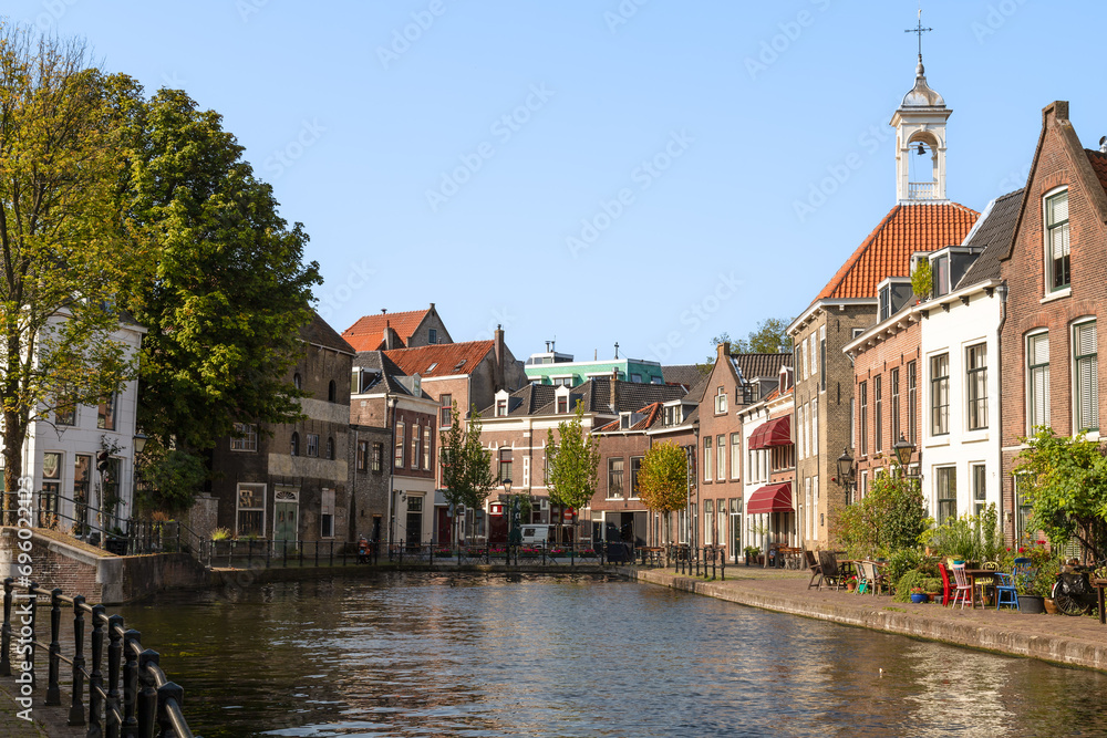 Obraz premium Historic canal houses on the Schie in the old center of the dutch city Schiedam.