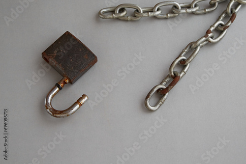 Obraz na plátně Opened padlock and broken chain on gray background