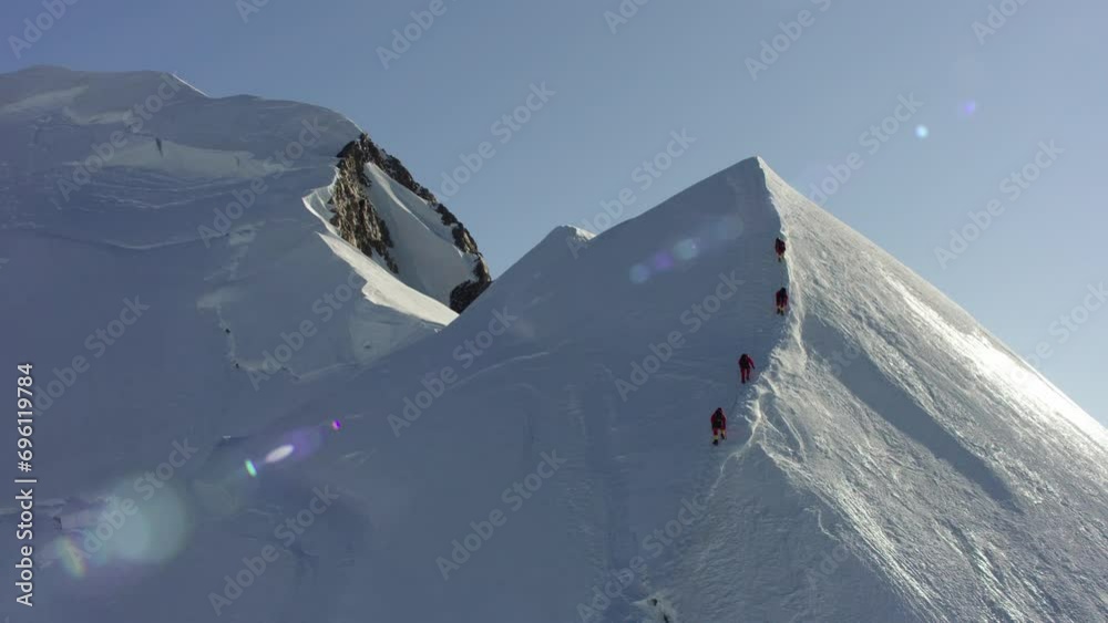 vue aérienne alpinistes ascension du mont blanc