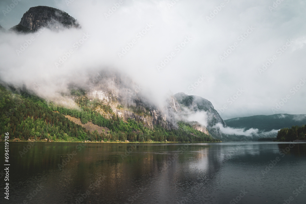 Fototapeta premium Wasserfall von Wolken verdeckt. 