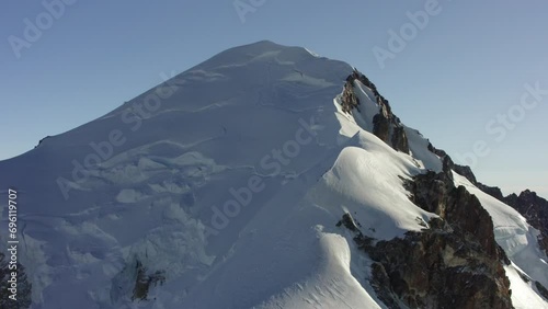 vue aérienne alpinistes ascension du mont blanc photo