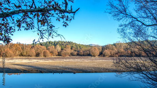 Paysage au bord d'une rivière avec les couleurs de la fin de l'automne