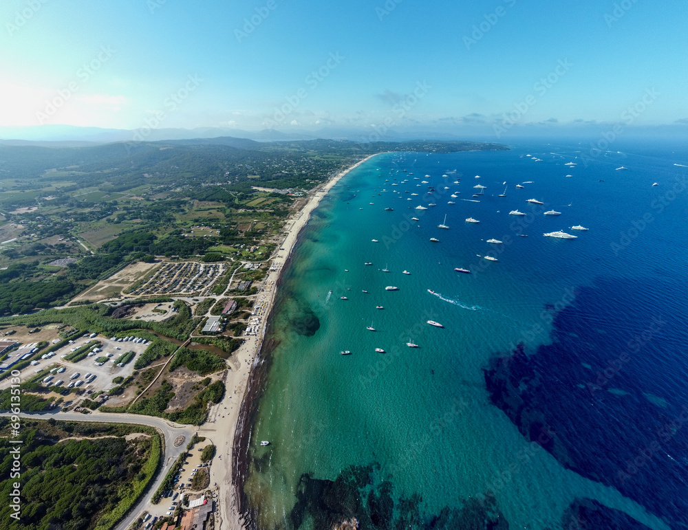 Photographie aérienne de la plage et de la baie de Pampelonne avec des