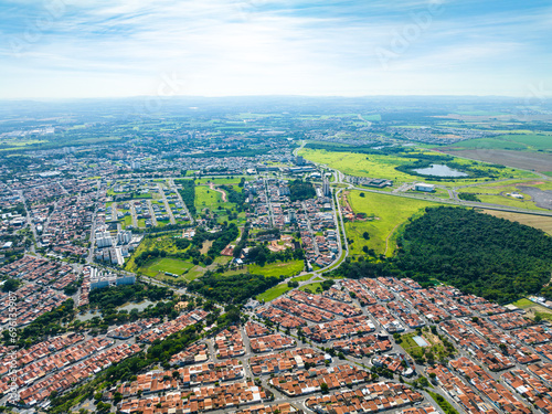 Imagem aérea de bairro residencial com condomínios, casas, vegetação e loteamentos sendo construídos na cidade de Paulínia SP (Paulinia) interior de São Paulo. 