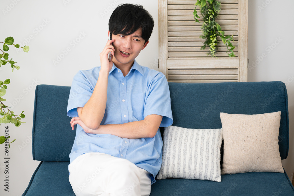 私服姿の若い男性　ライフスタイルイメージ