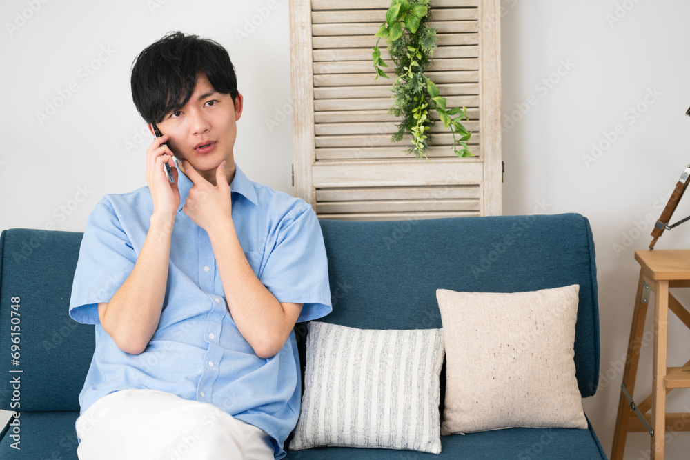 私服姿の若い男性 ライフスタイルイメージ 私服姿の若い男性 ライフスタイルイメージ