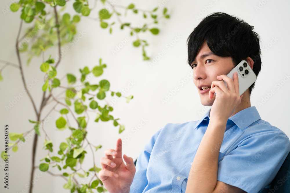 私服姿の若い男性 ライフスタイルイメージ 私服姿の若い男性 ライフスタイルイメージ