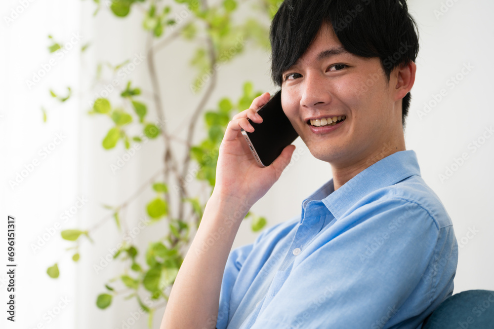 私服姿の若い男性 ライフスタイルイメージ 私服姿の若い男性 ライフスタイルイメージ