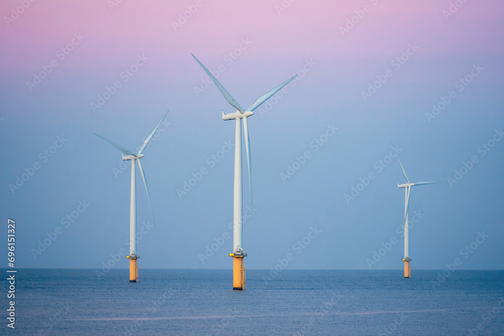 Turbiny wiatrowe, na wybrzeżu morza północnego - obrazy, fototapety, plakaty 