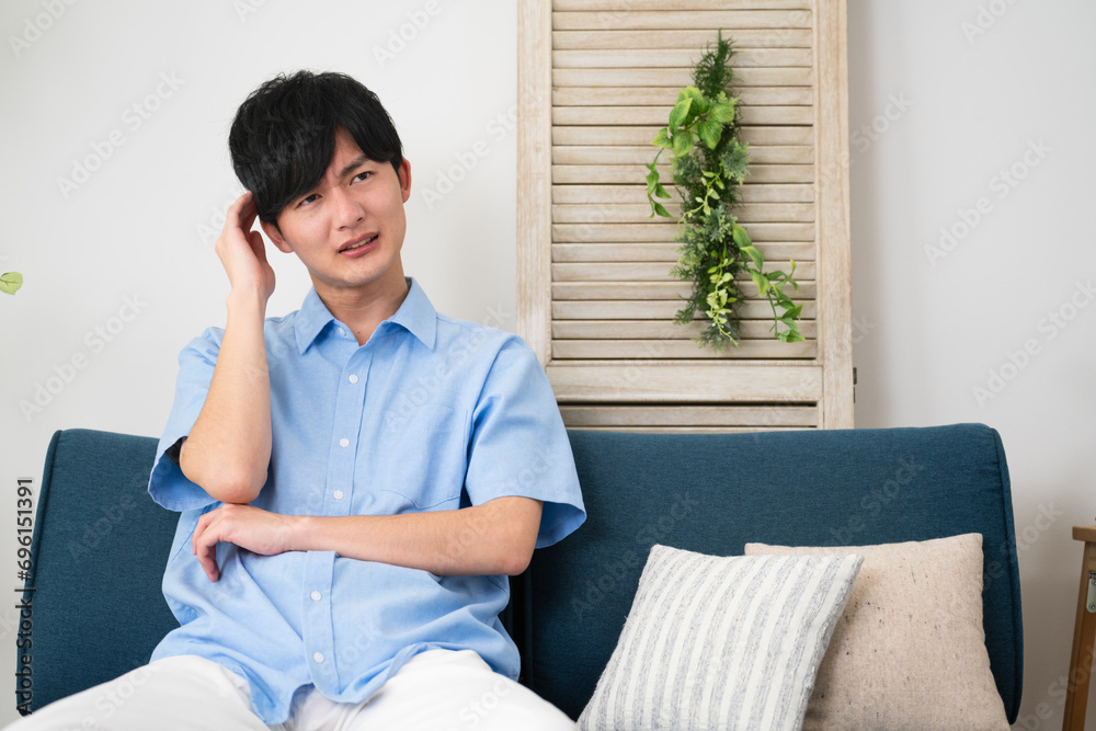 私服姿の若い男性 ライフスタイルイメージ 私服姿の若い男性 ライフスタイルイメージ