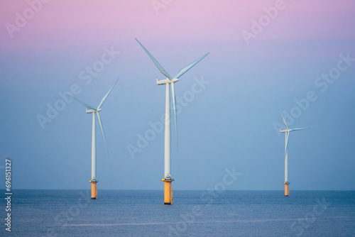 Turbiny wiatrowe, na wybrzeżu morza północnego